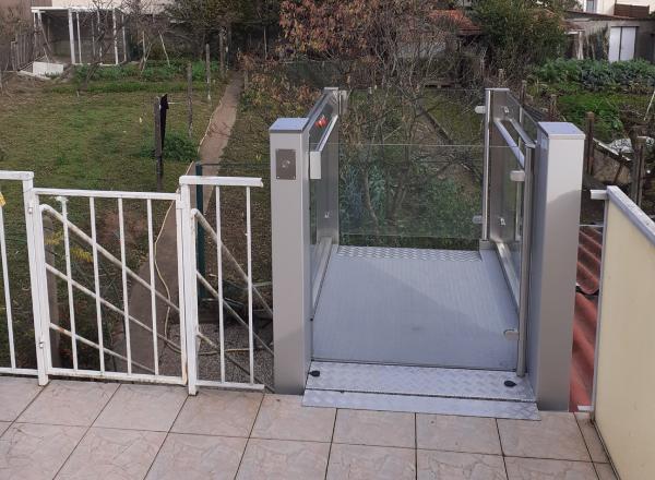 Plateforme élévatrice installée par Sachot