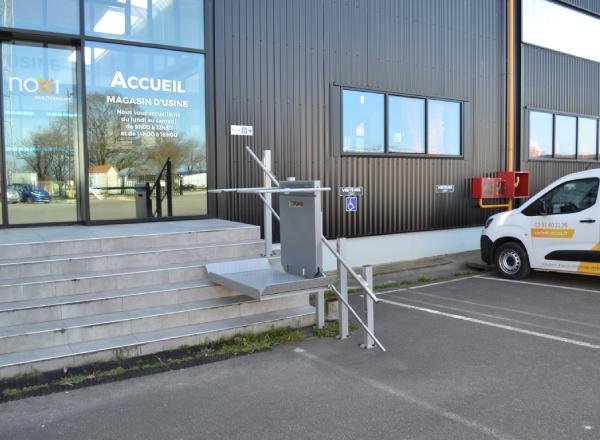 Plateforme élévatrice installée par Sachot